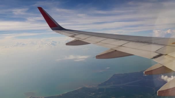 Una vista desde el avión. El avión vuela a través de las nubes . — Vídeo de stock