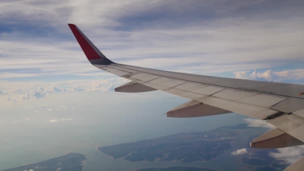 Une vue depuis l'avion. L'avion vole à travers les nuages .