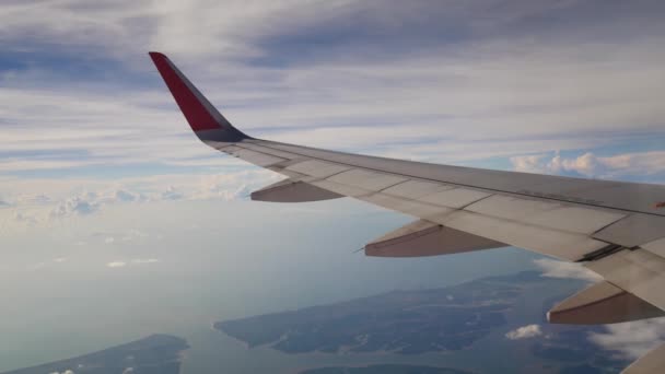 Blick aus dem Flugzeug. das Flugzeug fliegt durch die Wolken. — Stockvideo