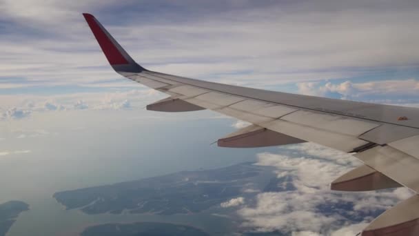 Blick aus dem Flugzeug. das Flugzeug fliegt durch die Wolken. — Stockvideo