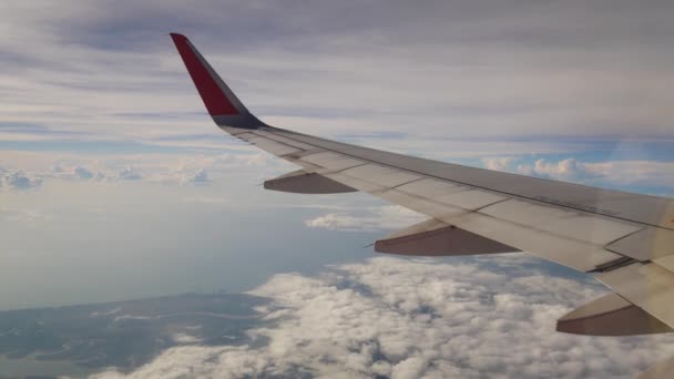 Blick aus dem Flugzeug. das Flugzeug fliegt durch die Wolken. — Stockvideo
