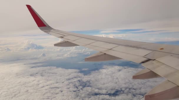 Une vue depuis l'avion. L'avion vole à travers les nuages .