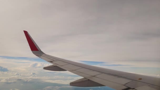 Une vue depuis l'avion. L'avion vole à travers les nuages .