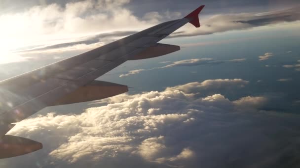 Une vue depuis l'avion. L'avion vole à travers les nuages .
