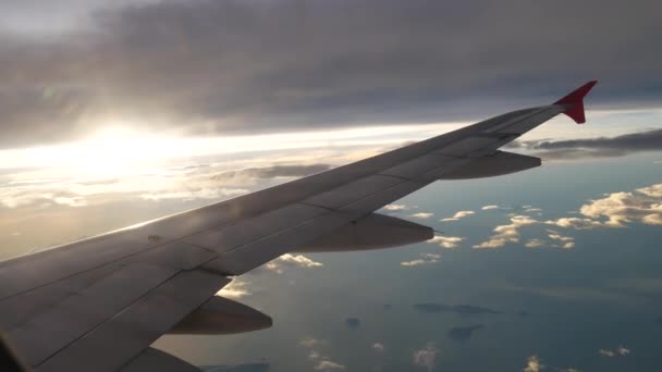 Une vue depuis l'avion. L'avion vole à travers les nuages .