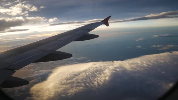 Une vue depuis l'avion. L'avion vole à travers les nuages .