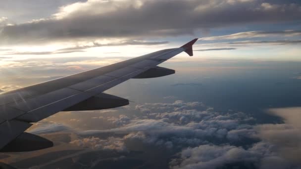 Blick aus dem Flugzeug. das Flugzeug fliegt durch die Wolken. — Stockvideo