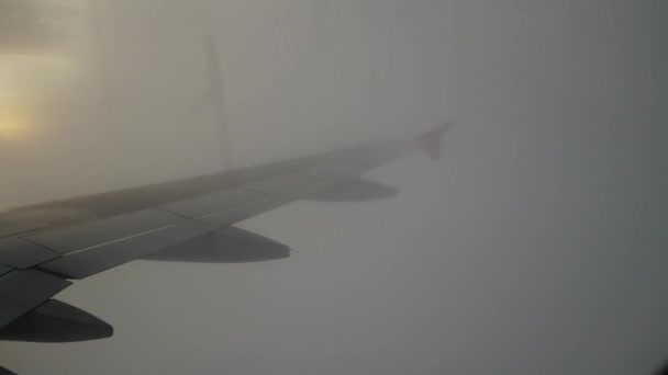 Blick aus dem Flugzeug. das Flugzeug fliegt durch die Wolken. — Stockvideo