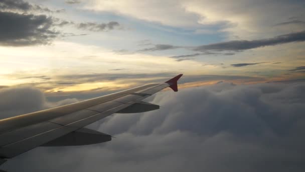 Une vue depuis l'avion. L'avion vole à travers les nuages .