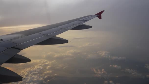 Blick aus dem Flugzeug. das Flugzeug fliegt durch die Wolken. — Stockvideo