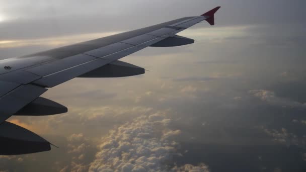 Une vue depuis l'avion. L'avion vole à travers les nuages .