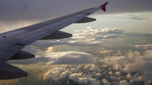 Una vista desde el avión. El avión vuela a través de las nubes . — Vídeo de stock