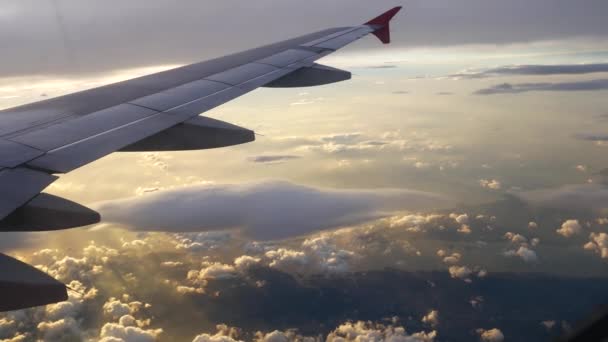 Blick aus dem Flugzeug. das Flugzeug fliegt durch die Wolken. — Stockvideo
