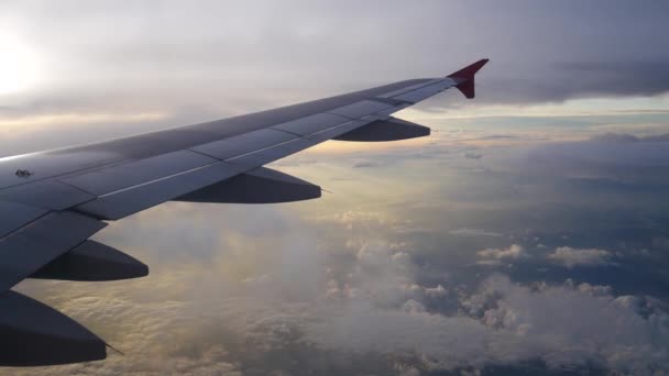 Une vue depuis l'avion. L'avion vole à travers les nuages .