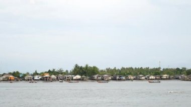Uzun kuyruk tekne ya da turistik gemiler Güney Tayland balıkçı köyleri ile.