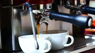 Bir kahve makine bir müşteri siparişi coffee shop kahve demlemek için profesyonel bir Barista kullanımı bir retro tarzında dekore edilmiştir.