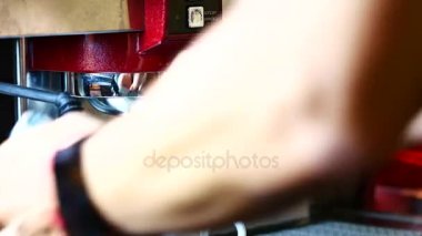 Bir kahve makine bir müşteri siparişi coffee shop kahve demlemek için profesyonel bir Barista kullanımı bir retro tarzında dekore edilmiştir.