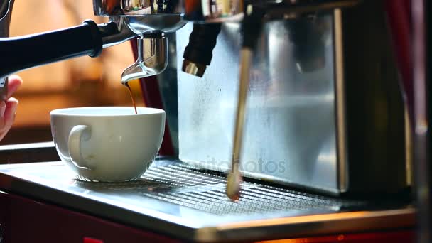 一家专业的咖啡师利用 Brew 咖啡在客户订单在咖啡店里的咖啡机被装饰复古风格中. — 图库视频影像