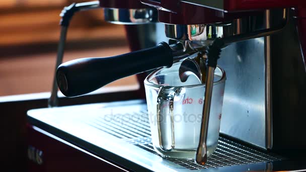 Un profesional Barista Utilice una máquina de café para BREW café a pedido del cliente en la cafetería está decorado en un estilo retro . — Vídeos de Stock