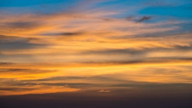 Gün batımı arkaplanındaki soyut renkli gökyüzü