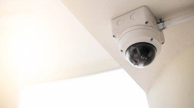 Güvenlik konseptinde, tavana yerleştirilmiş güvenlik kameraları