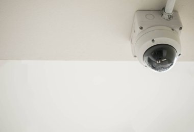 Güvenlik konseptinde, tavana yerleştirilmiş güvenlik kameraları