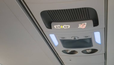 Hava kontrol düğmeleri, Kuşak uyarı sinyalleri için ışık ve uçakta sigara içilmemesi