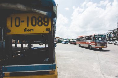 Phang Nga - Tayland 2017: Phang Nga Parkı 'nda otobüs durağında yolcu bekleyen Minibus