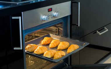 Kahvaltıda servis edilen müşteriler için kruvasanlar ocaktan çıktıktan sonra tepside.