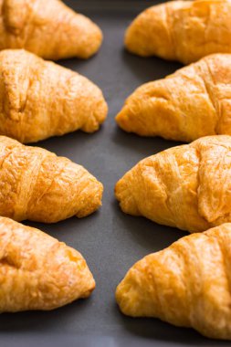 Kahvaltıda servis edilen müşteriler için kruvasanlar ocaktan çıktıktan sonra tepside.