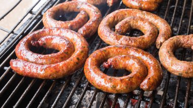 Tayland baharatlı sosisi kömürde kızartılır.