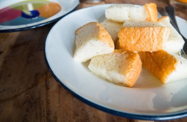 Lokantada kremalı çörek.