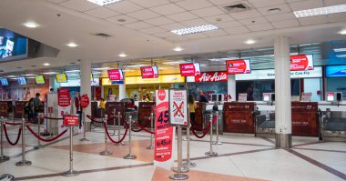 Chiang Mai, Tayland 27 Ağustos 2017: Chiang Mai Uluslararası Havaalanı 'nda Airasia kontrol gişesi. Airasia, Tayland 'da hizmet veren ucuz bir havayolu şirketidir. Bir sürü uçuş var..