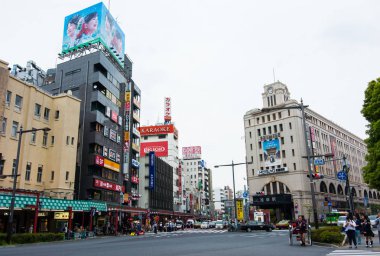 Japonya 18 Nisan 2017: Nakamise Yolu Asakusa Tapınağı alışveriş caddesi yakınındaki yol çok sayıda restoran vardır..