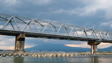 Nehir üzerindeki bir köprüde yüksek hızlı tren için demiryolu. Mt. Pas. Fuji Shizuoka 'da. 