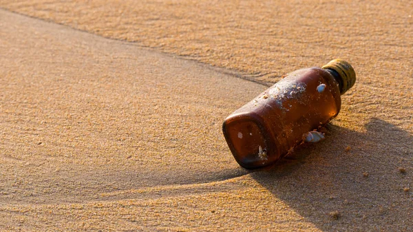 Bottiglia Vetro Sulla Spiaggia Nel Concetto Protezione Ambientale — Foto Stock