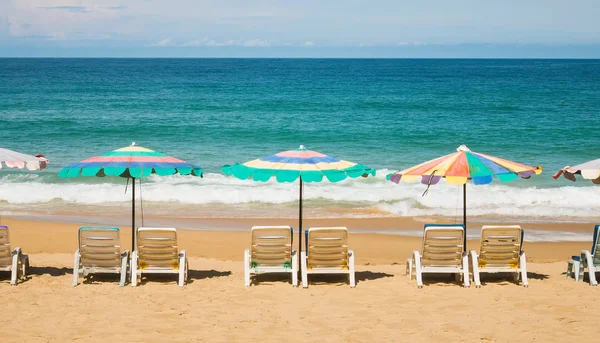 旅行や休日のコンセプトで夏の季節に青い空と美しいビーチの傘のグループ — ストック写真