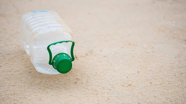 Plastikwasserflaschen Strand Von Menschen Die Umweltverschmutzung Und Umweltverschmutzung Ihr Konzept — Stockfoto