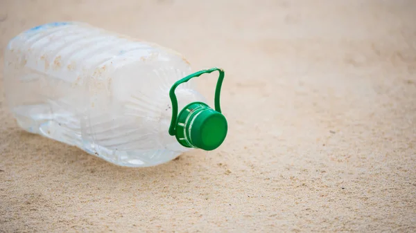 Plastikwasserflaschen Strand Von Menschen Die Umweltverschmutzung Und Umweltverschmutzung Ihr Konzept — Stockfoto