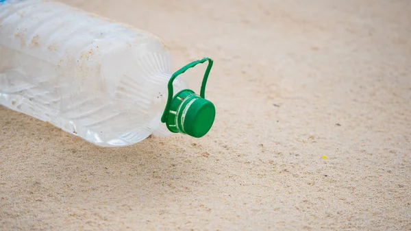 Plastikwasserflaschen Strand Von Menschen Die Umweltverschmutzung Und Umweltverschmutzung Ihr Konzept — Stockfoto