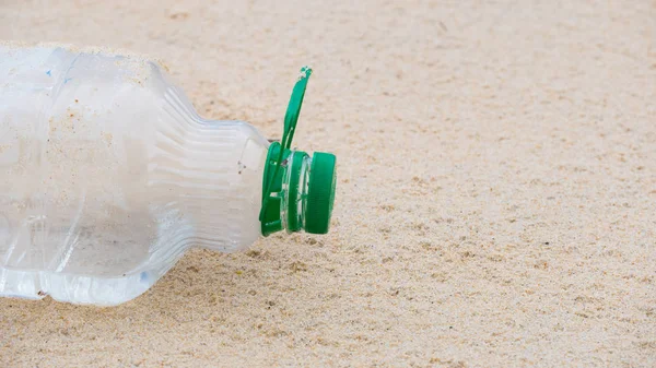 Plastikwasserflaschen Strand Von Menschen Die Umweltverschmutzung Und Umweltverschmutzung Ihr Konzept — Stockfoto