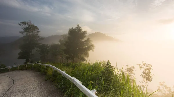 Die Kleine Straße Auf Dem Berg Morgen Und Der Nebel — Stockfoto