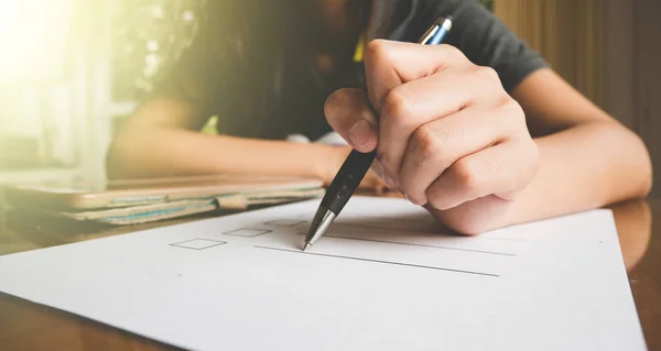 Penna Mano Donna Lavoro Sulla Carta Elenco Controllo Con Tablet — Foto Stock