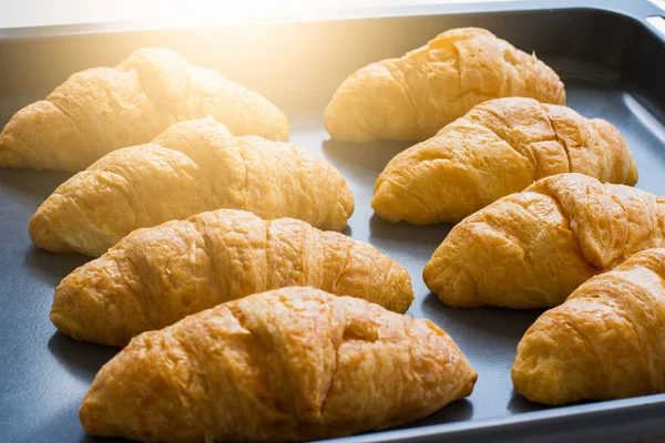 Kahvaltıda servis edilen müşteriler için kruvasanlar ocaktan çıktıktan sonra tepside.