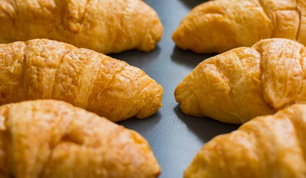 Kahvaltıda servis edilen müşteriler için kruvasanlar ocaktan çıktıktan sonra tepside.