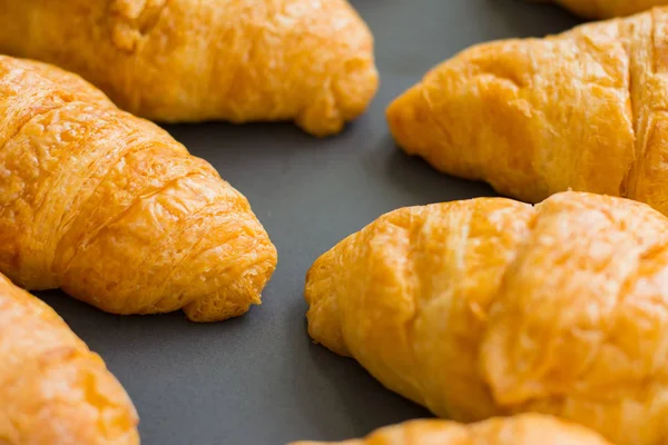 Kahvaltıda servis edilen müşteriler için kruvasanlar ocaktan çıktıktan sonra tepside.