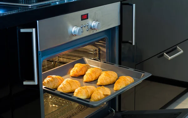 Kahvaltıda servis edilen müşteriler için kruvasanlar ocaktan çıktıktan sonra tepside.