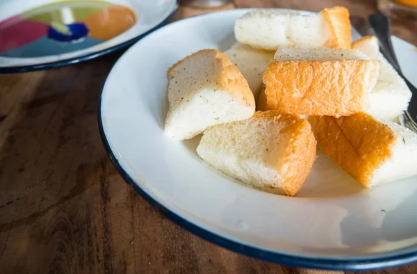 Lokantada kremalı çörek.