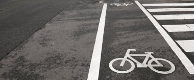 Bisiklet tabelası ve yaya geçidi.