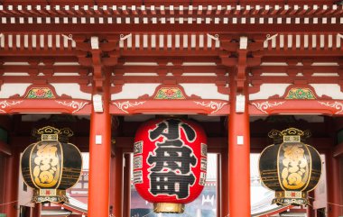 Sensoji Tapınağı 'nın ya da Asakusa Tapınağı' nın Japon tarzı turistler için popüler eğlence merkezlerini kapatın..